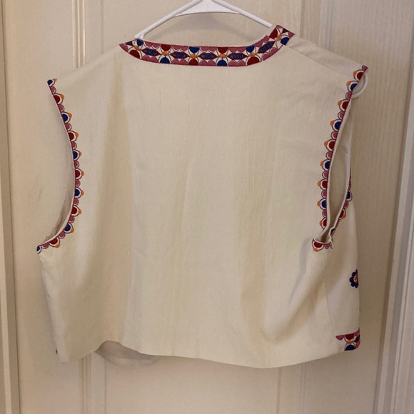 Floral Embroidered Vest - Picture 11 of 11
